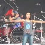 Novinha magrinha mostrando os peitos em cima do palco no show de rock