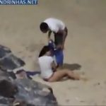 Casal jovem fodendo na areia da praia foram flagrados