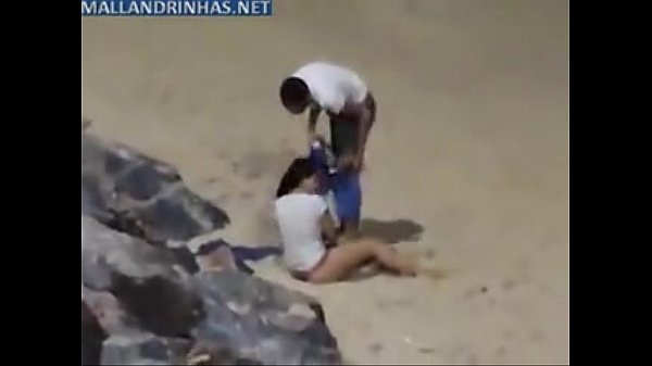 Casal jovem fodendo na areia da praia foram flagrados