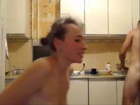 Safadinha fazendo sexo na cozinha com o namorado