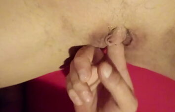 Novinha colocando piercing na buceta