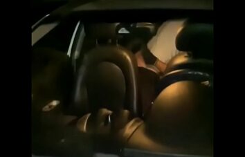 Corno flagrou a esposa dando a buceta pro amante dentro do carro