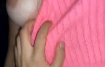 Namorada safada fodendo de quatro pra câmera mostrando a buceta no sexo amador